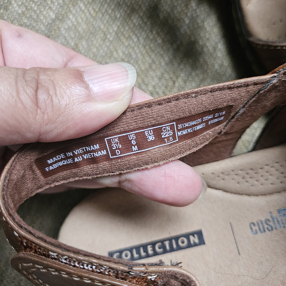 New Clarks Brown Sandals - Picture 5 of 5